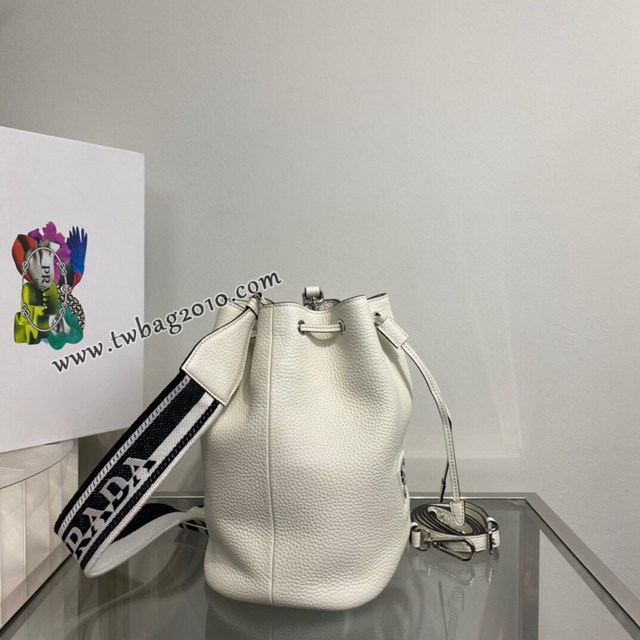 Prada專櫃2023新款女士水桶包 1BE060 普拉達鹿皮紋牛皮抽繩肩背桶包 csp1597
